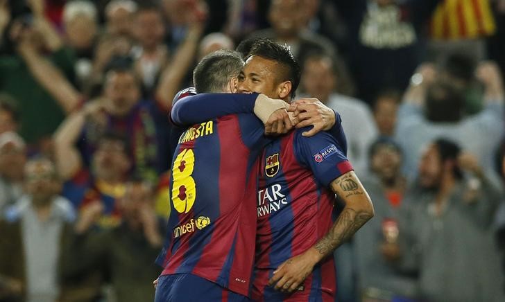 © Reuters. Iniesta e Neymar comemoram gol do Barcelona na partida contra o PSG no Camp Nou