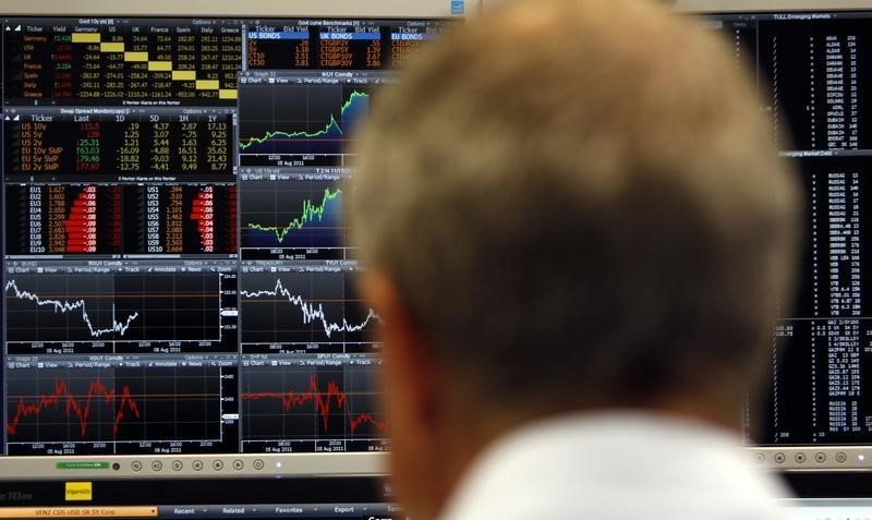 © Reuters. A trader works at Intesa Sanpaolo bank in Milan