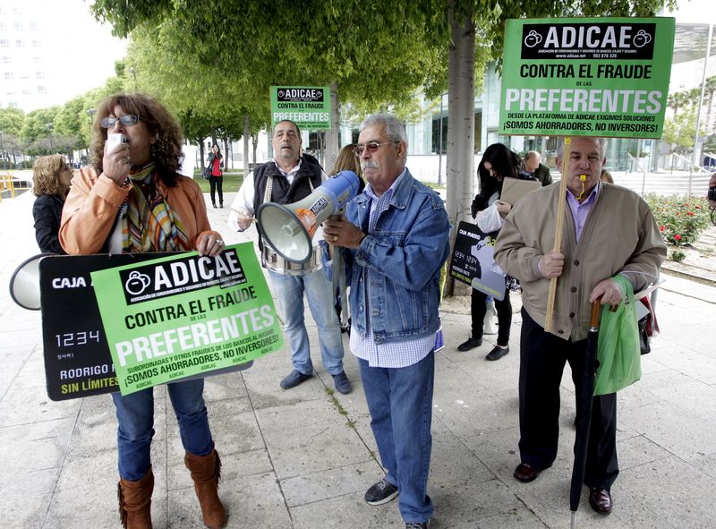 © Reuters. Accionistas Bankia centran protestas en irregularidades en salida a bolsa