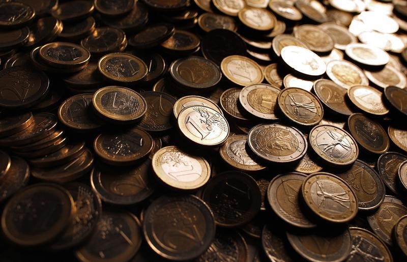 © Reuters. Euro coins are seen in this photo illustration taken in Rome