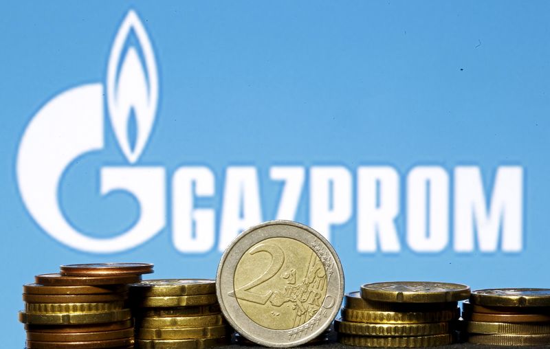 © Reuters. Монеты евро на фоне логотипа Газпрома в Зенице