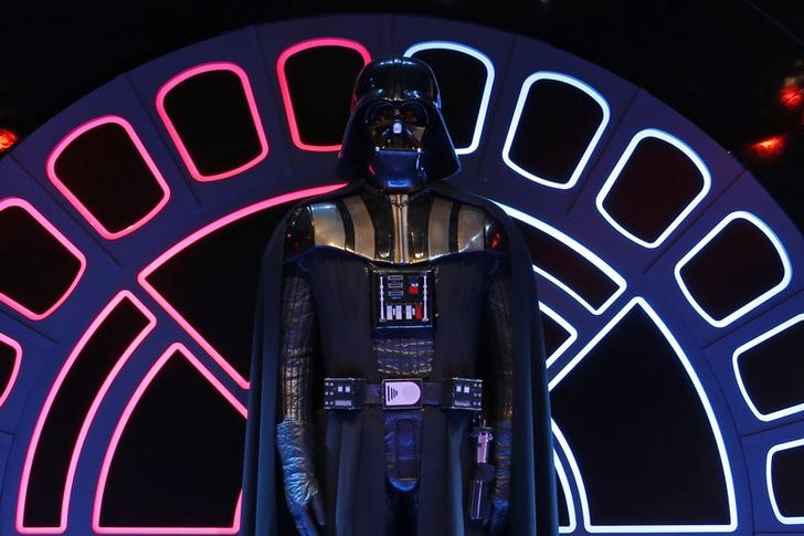 © Reuters. Roupa do personagem Darth Vader em exposição na França