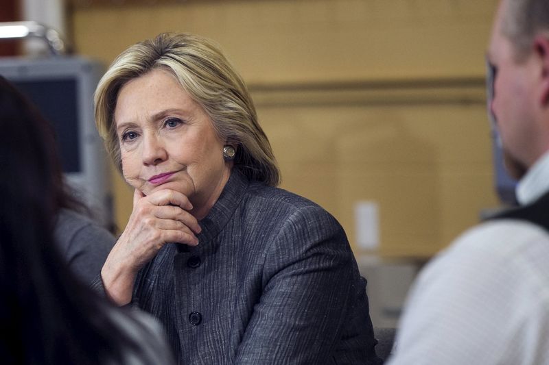 © Reuters. U.S. presidential candidate and former Secretary of State Hillary Clinton participates in a discussion in a classroom in New Hampshire