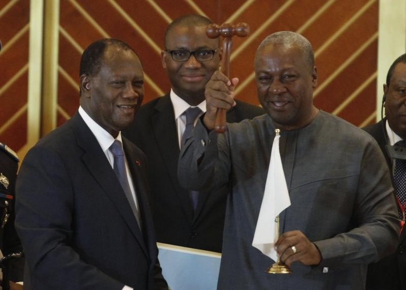 © Reuters. Ivory Coast's President Ouattara poses with Ghana's President Dramani Mahama during 44th Ordinary Summit of heads of state and governments of the ECOWAS at Felix Houphouet Boigni Fondation in Yamoussoukro