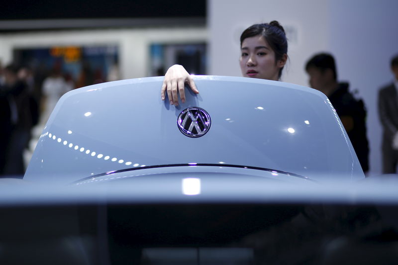 © Reuters. A woman looks a Volkswagen car during a presentation at the 16th Shanghai International Automobile Industry Exhibition in Shanghai