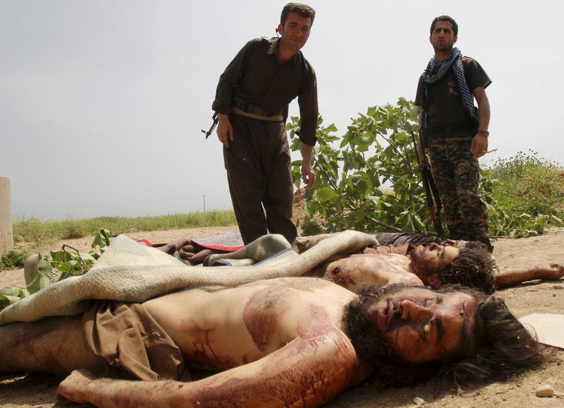 © Reuters. الجيش: تحالف تقوده أمريكا شن 18 ضربة جوية في العراق وسوريا
