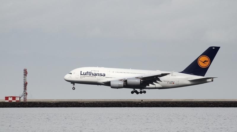 © Reuters. A Lufthansa Airbus A380-800 lands at San Francisco International Airport, San Francisco