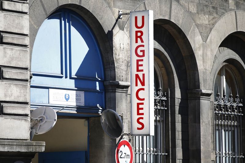 © Reuters. General view of the Emergency entrance to the Hotel Dieu Hospital in Paris