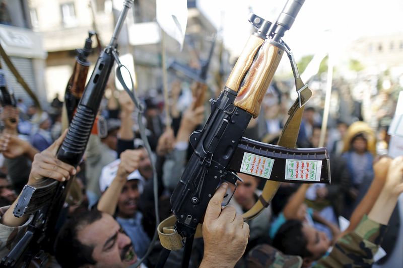 © Reuters. التحالف الذي تقوده السعودية ينفذ ضربات جوية في جنوب اليمن
