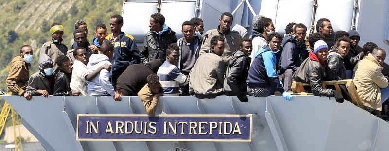 © Reuters. Imigrantes em barco da Marinha italiana em Salerno