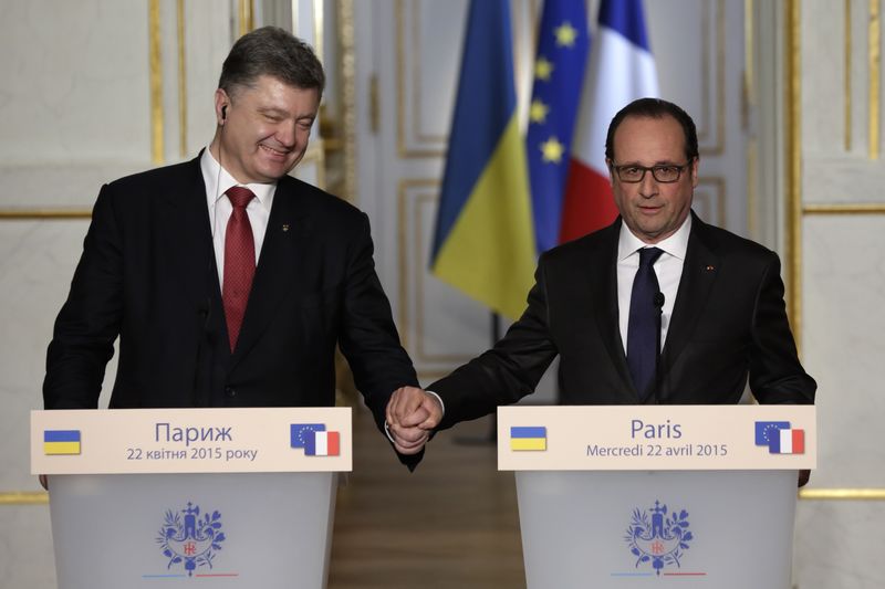 © Reuters. Presidente francês, François Hollande, e o presidente ucraniano, Petro Poroshenko, em entrevista coletiva no Palácio do Eliseu, em Paris