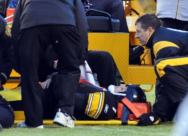 © Reuters. Pittsburgh Steelers quarterback Ben Roethlisberger is secured to a stretcher after being injured during their NFL football game against the Cleveland Browns in Pittsburgh