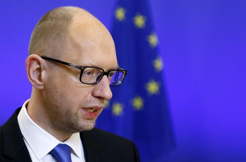 © Reuters. Primeiro-ministro da Ucrânica, Arseny Yatseniuk, fala à imprensa em Bruxelas