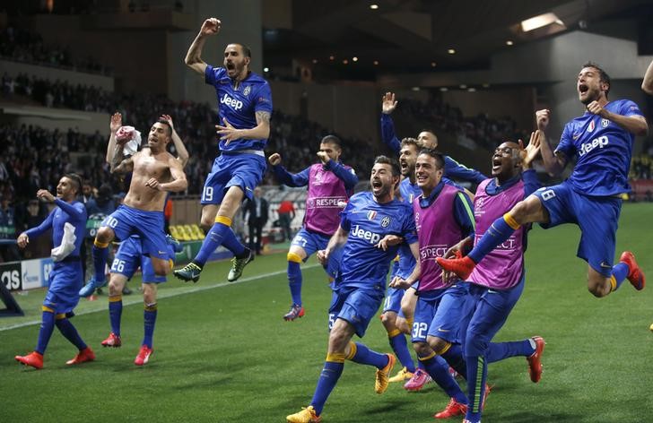 © Reuters. Jogadores da Juventus comemoram classificação à semifinal da Liga dos Campeões