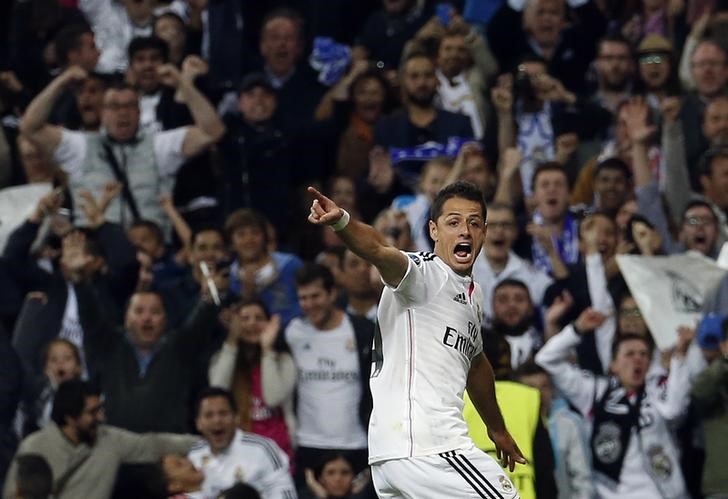 © Reuters. Javier "Chicharito" Hernández, do Real Madrid, comemora gol marcado contra o Atlético de Madri pela Liga dos Campeões