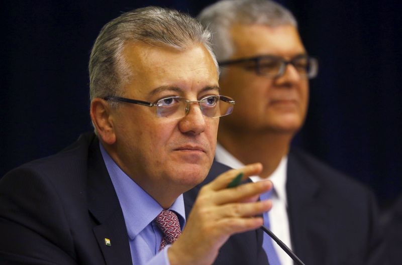 © Reuters. Presidente da Petrobras, Aldemir Bendine (à esquerda), durante coletiva de imprensa sobre resultados da empresa em 2014.