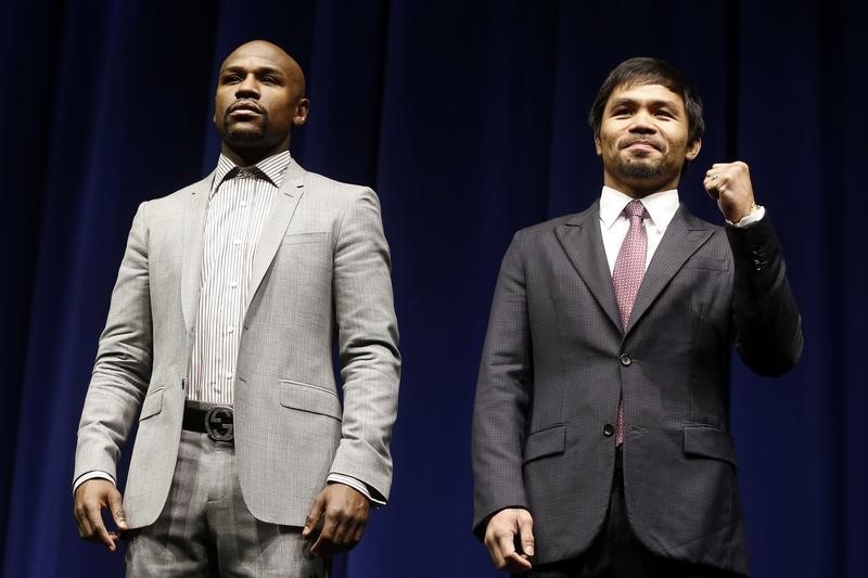 © Reuters. Eleven-time, five-division world boxing champion Floyd "Money" Mayweather and eight-division world champion Manny "Pac-Man" Pacquiao attend a news conference ahead of their upcoming bout, in Los Angeles