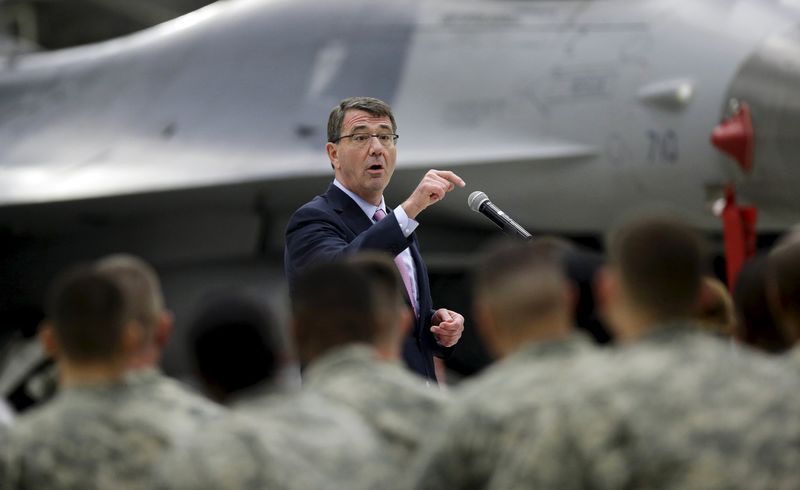 © Reuters. U.S. Defense Secretary Ash Carter addresses U.S. military personnel during a meeting near an F-16 fighter jet at Osan U.S. Air Base in Pyeongtaek