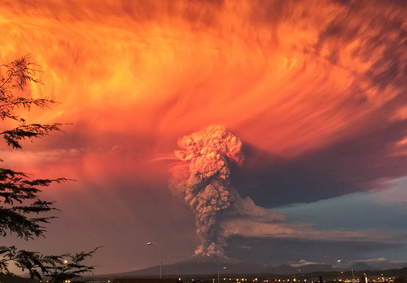 © Reuters. Volcán chileno Calbuco sorprende con potente erupción, ordenan evacuación