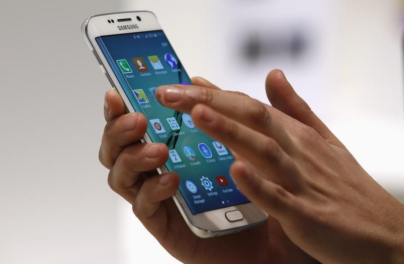 © Reuters. A hostess displays the new Samsung Galaxy S6 Edge smartphone during the Mobile World Congress in Barcelona