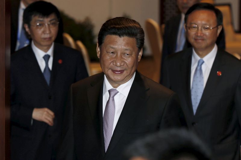 © Reuters. Chinese President Xi Jinping leaves following a meeting Japanese Prime Minister Shinzo Abe on the sidelines of the Asian-African Conference in Jakarta 