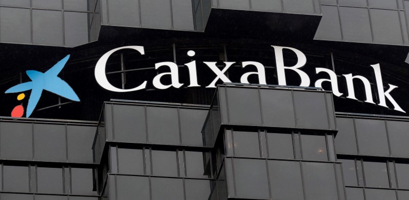 © Reuters. El Ibex abre con ligero alza, CaixaBank brilla tras resultados