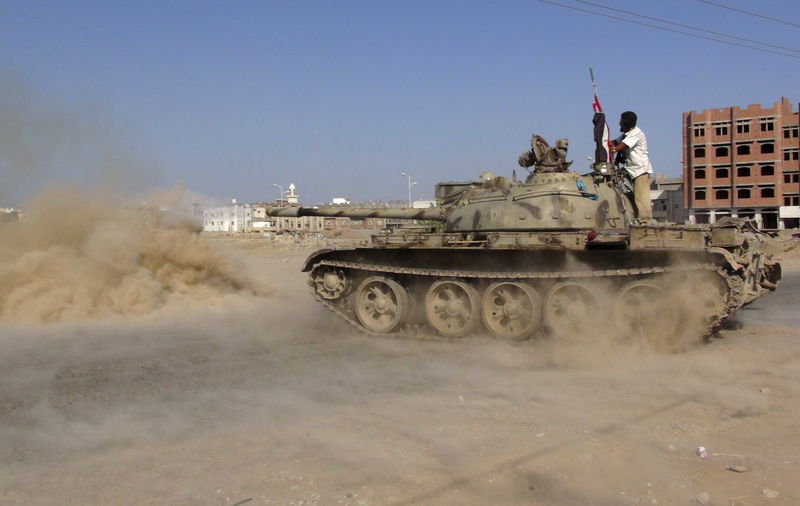 © Reuters. Members of the Southern Resistance Committees man a tank during clashes with Houthi fighters in Aden