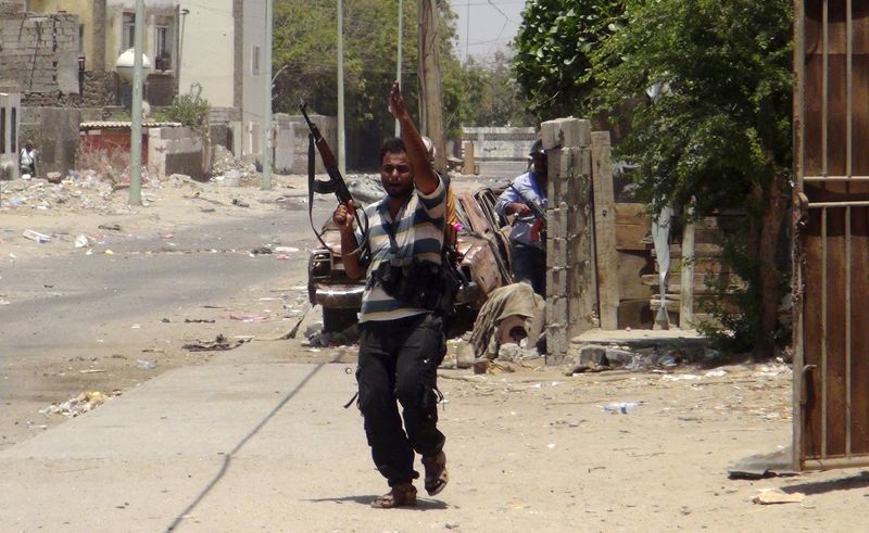 © Reuters. سكان: قصف أهداف للحوثيين في ضربات جوية شمالي عدن