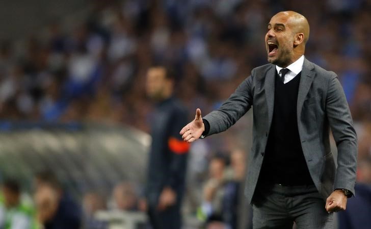 © Reuters. Bayern Munich's coach Guardiola shouts during their Champions League quarterfinal first leg soccer match against Porto in Porto