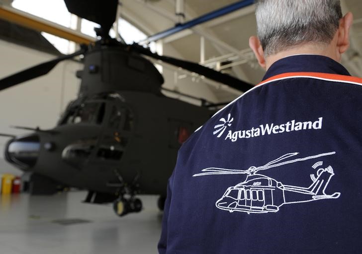 © Reuters. Un lavoratore di AugustaWestland dentro un hangar a Vergiate