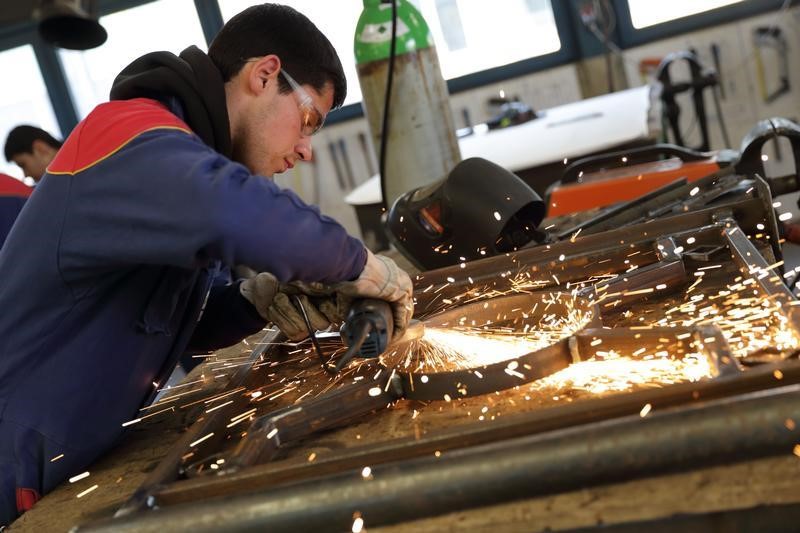 © Reuters. APPRENTIS ET ÉTUDIANTS SALARIÉS POURRONT BÉNÉFICIER DE LA PRIME DACTIVITÉ