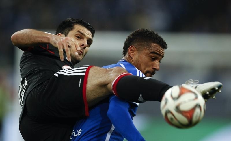 © Reuters. FC Schalke 04's Boateng challenges Bayer Leverkusen's Spahic during their Bundesliga first division soccer match in Gelsenkirchen