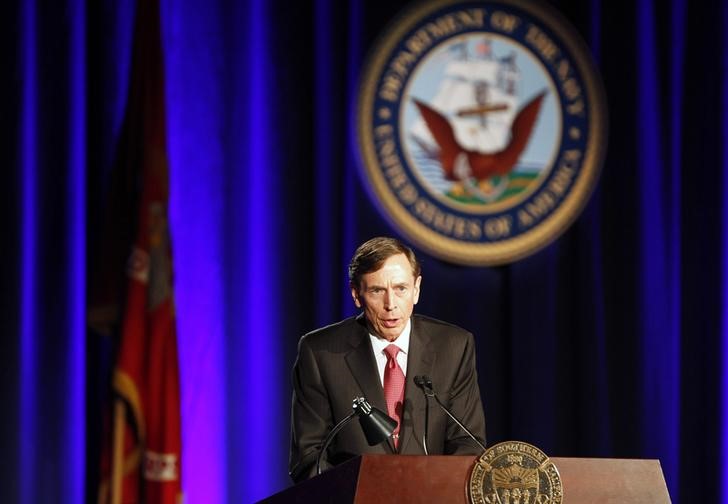 © Reuters. Former CIA director David H. Petraeus speaks at the University of Southern California in Los Angeles