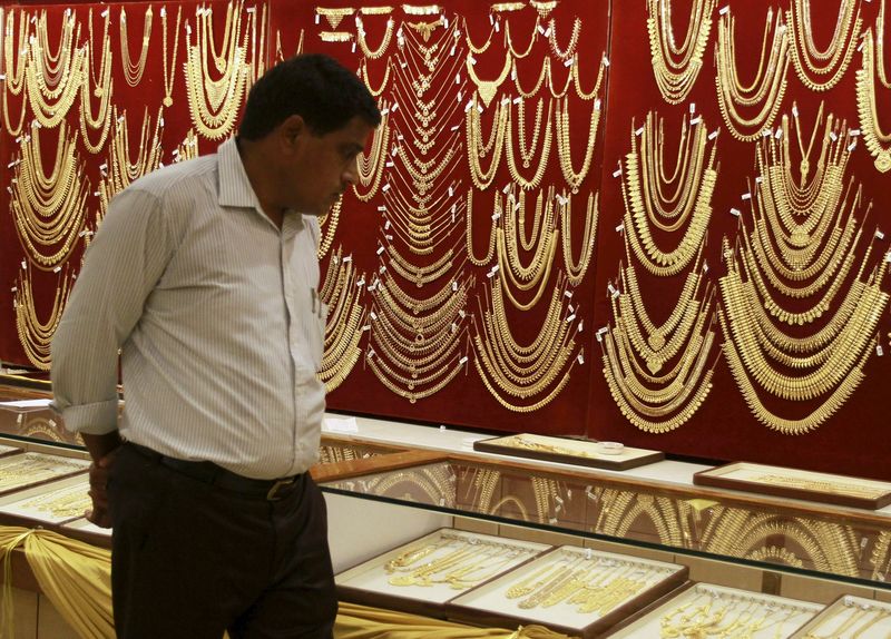 © Reuters. Мужчина в ювелирном магазине в Индии