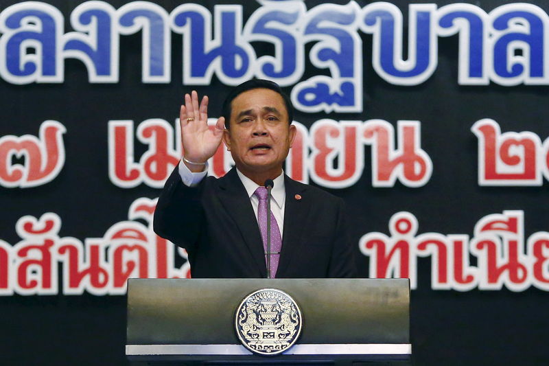 © Reuters. Thailand's Prime Minister Prayuth Chan-ocha delivers the speech to mark six months since a military-appointed legislature chose him as prime minister, at the Government house in Bangkok