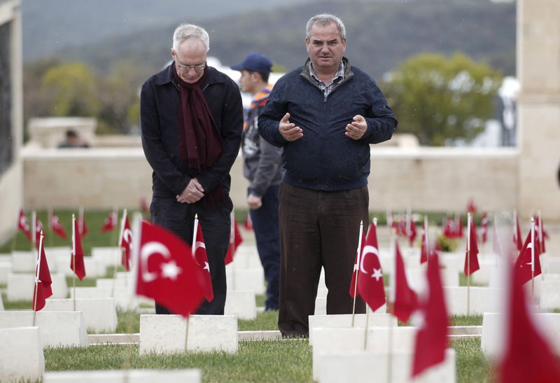 © Reuters. ألوف يتجمعون لإحياء ذكرى الضحايا في مئوية معركة جاليبولي