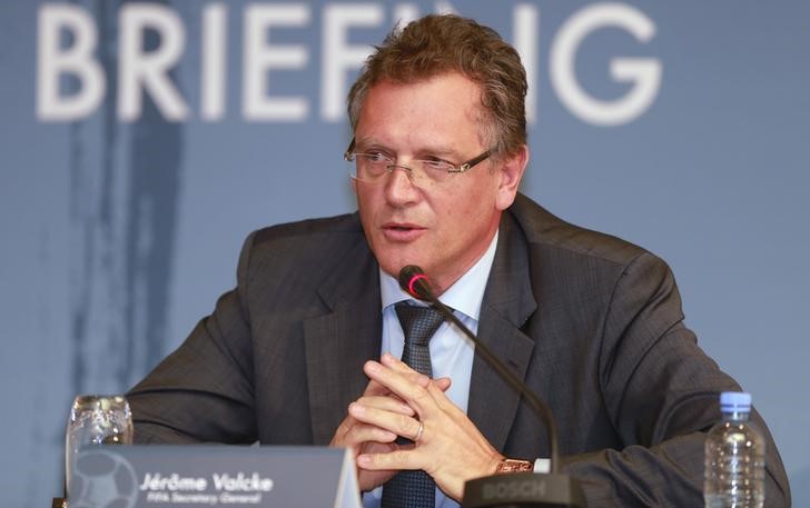 © Reuters. FIFA Secretary General Jerome Valcke speaks during news conference in Doha