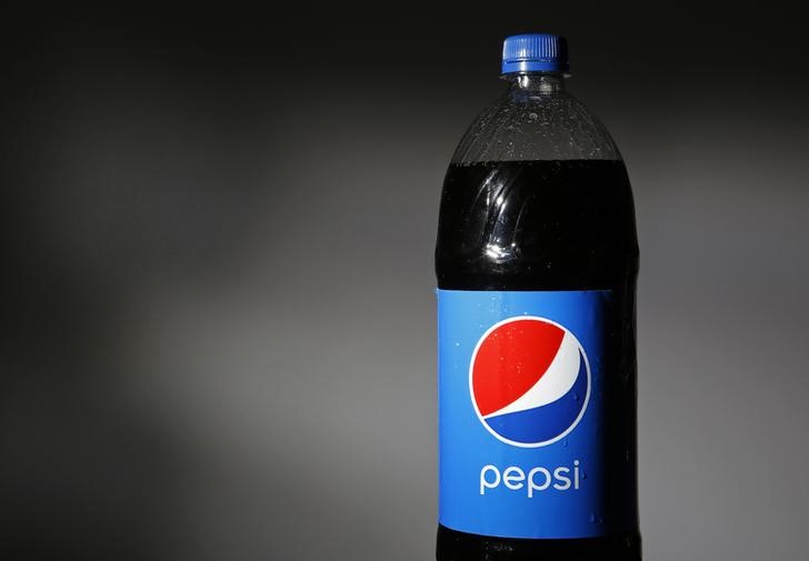 © Reuters. Бутылка Pepsi 