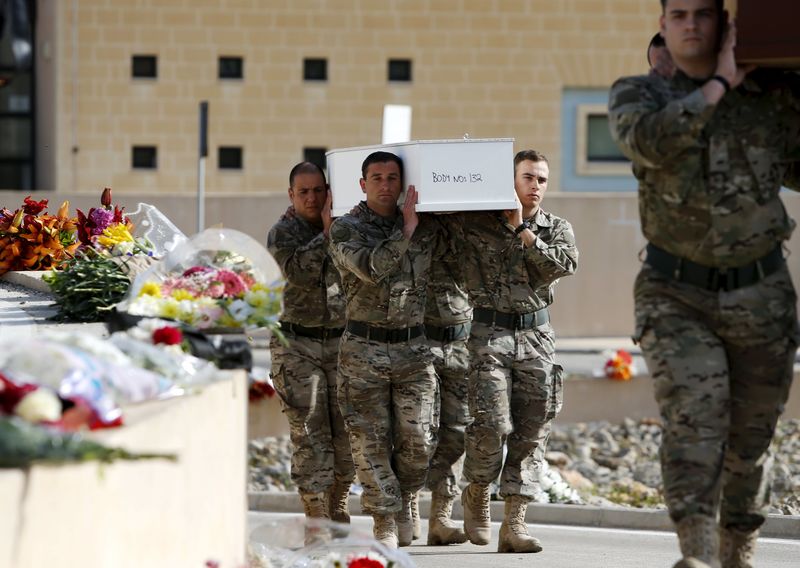 © Reuters. Funeral de imigrantes mortos em Valletta, Malta