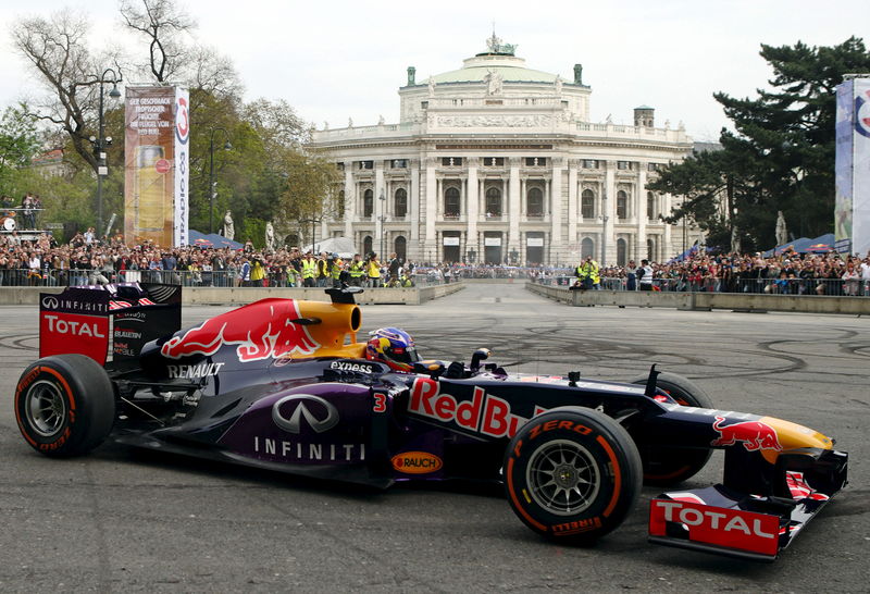 © Reuters. Red Bull Formula One driver Ricciardo of Australia drives a RB8 racing car during a show event in front of Burgtheater theatre in Vienna