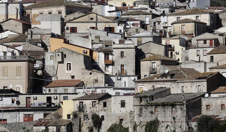 © Reuters. Istat: città con meno soldi e servizi, più volontariato e ambiente