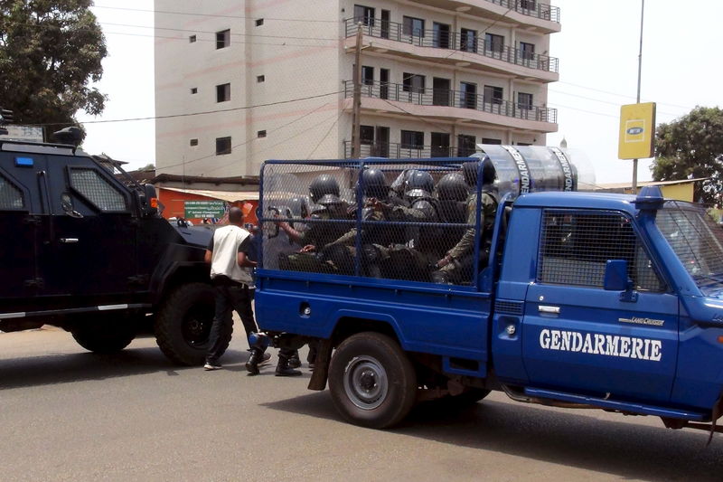 © Reuters. قوات الأمن تطلق الغاز على معارضين للحكومة في غينيا