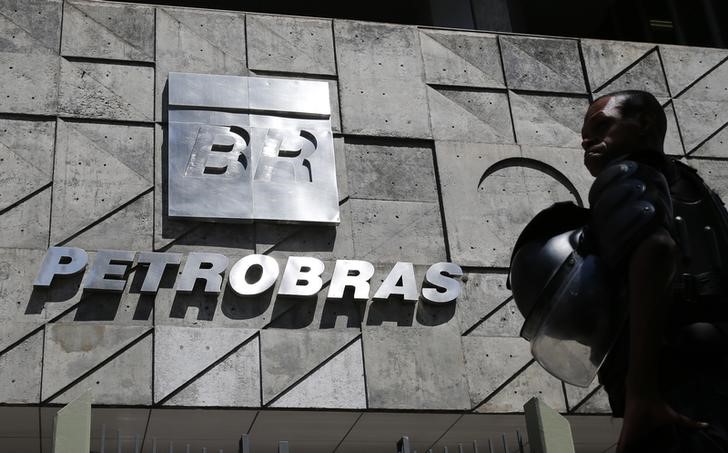 © Reuters. A policeman stands in front of the Petrobras headquarters during a protest in Rio de Janeiro