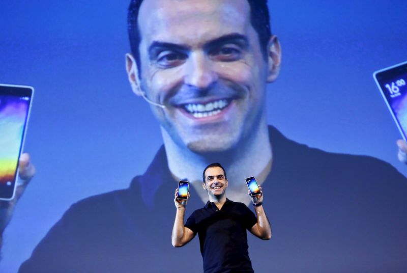 © Reuters. Xiaomi's vice president of international operations, Barra displays Mi 4i phones during its launch in New Delhi