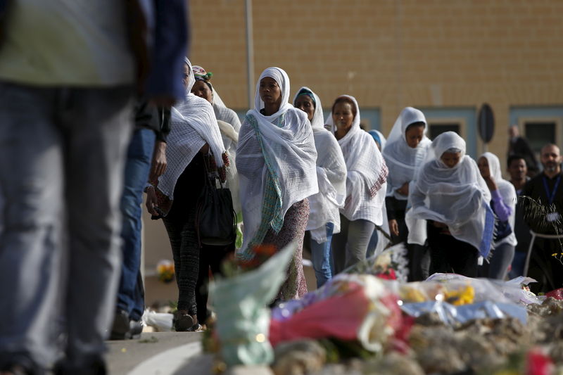 © Reuters. Migrantes em funeral Malta