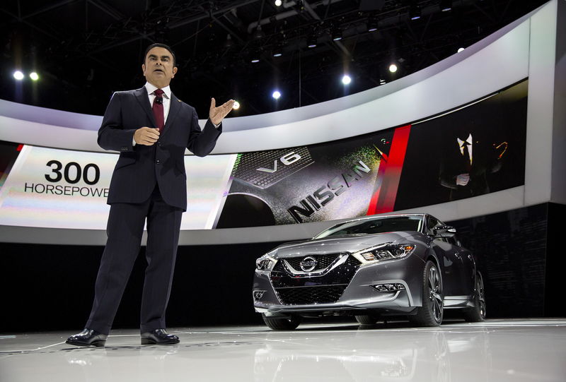 © Reuters. Carlos Ghosn, President and CEO of Nissan, unveils the new Nissan Maxima at the 2015 New York International Auto Show 