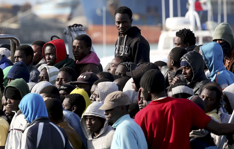 © Reuters. Imigrantes no porto de Catânia, Sicília 