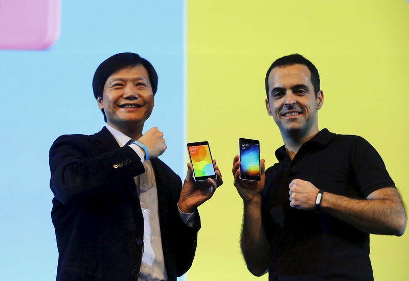 © Reuters. Lei and Barra display Mi 4i phones during its launch in New Delhi