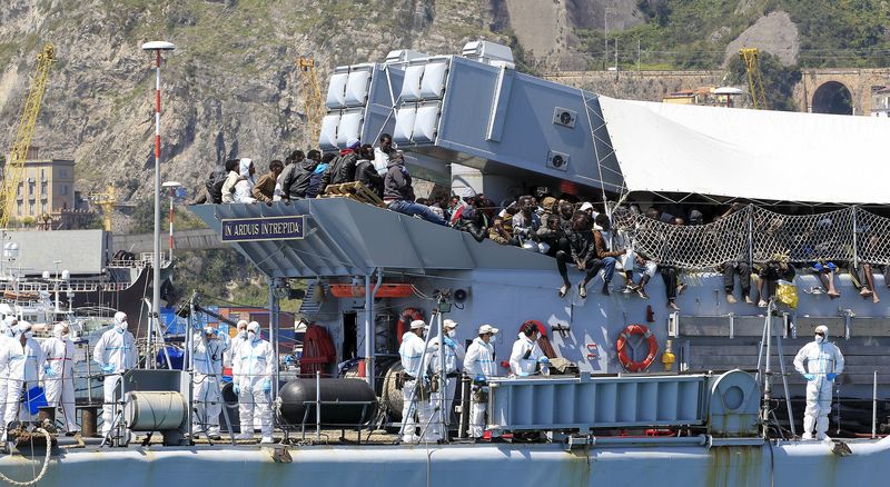 © Reuters. Italia dice que este año podrían llegar por mar 200.000 inmigrantes