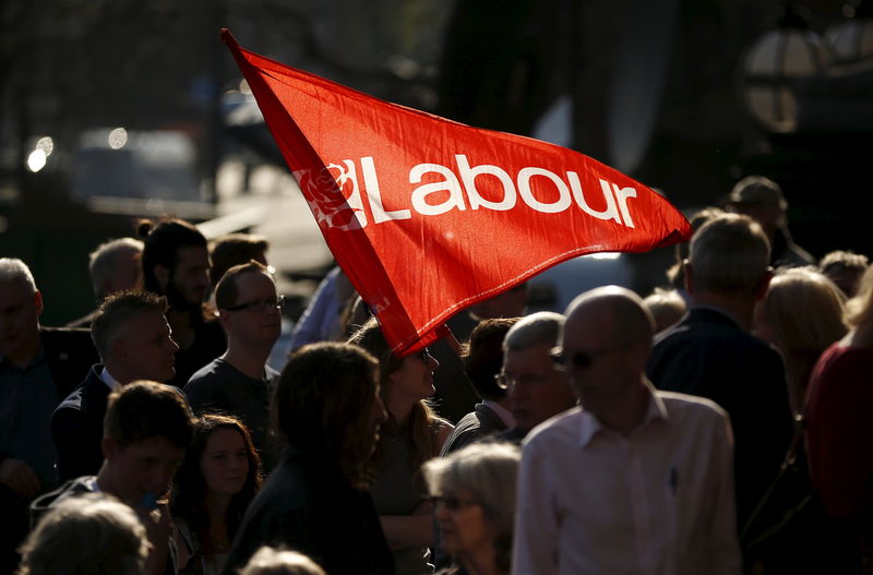 © Reuters. Simpatizantes aguardam discurso sobre a saúde do líder do Partido Trabalhista britânico, Ed Miliband, em evento de campanha na cidade de Leeds, no norte da Inglaterra